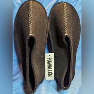 Unisex black, Piawallén 100% felted wool slippers Size L